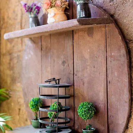 Hara's Traditional Detached House In Malona Holiday home *