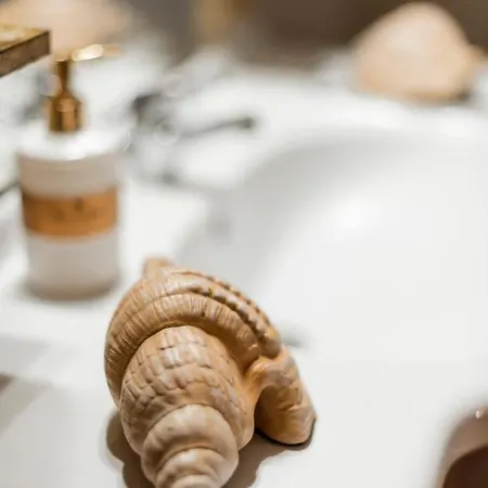 Hara's Traditional Detached House In Malona