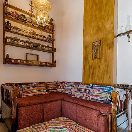 Hara's Traditional Detached House In Malona