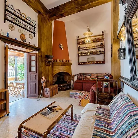 Feriehus Hara's Traditional Detached House In Malona