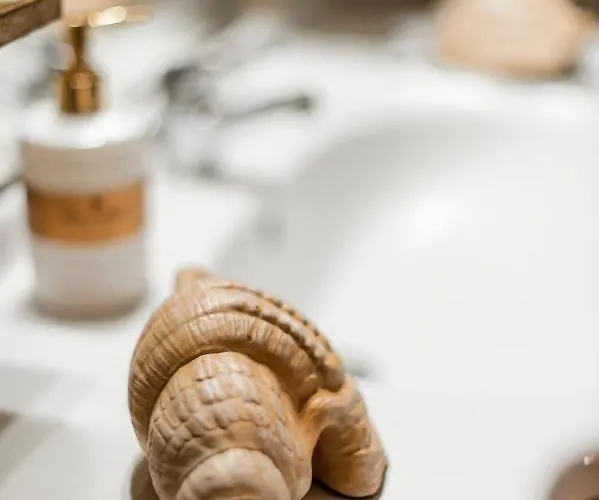 Hara's Traditional Detached House In Malona