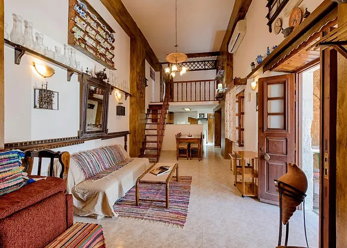 Hara's Traditional Detached House In Malona Malona Village