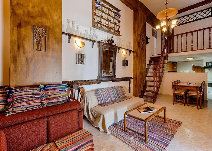 Hara's Traditional Detached House In Malona بيت للعطل