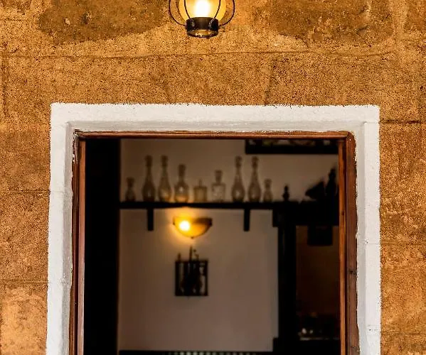 Hara's Traditional Detached House In Malona