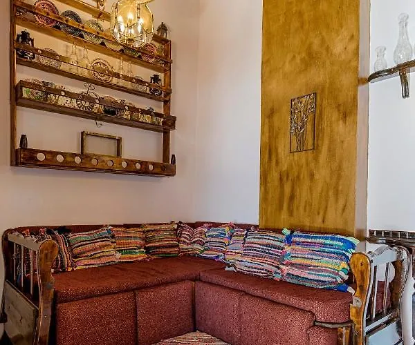 Hara's Traditional Detached House In Malona