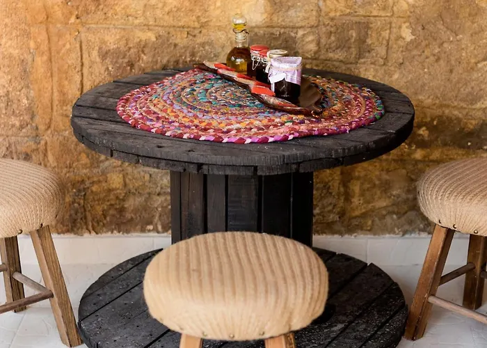 Hara's Traditional Detached House In Malona *