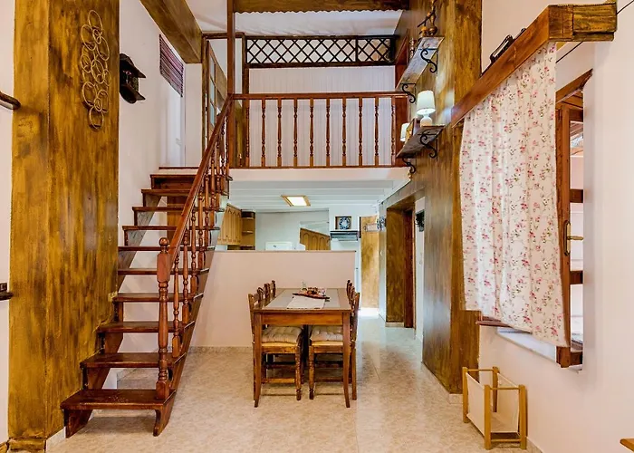 Hara's Traditional Detached House In Malona Malona Village