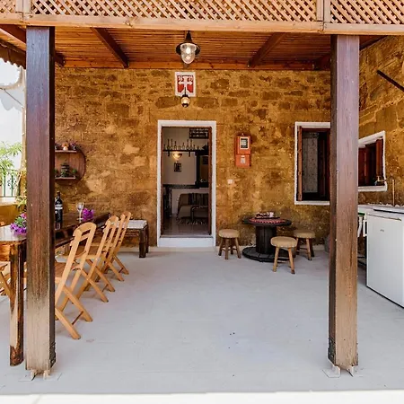 Hara's Traditional Detached House In Malona Semesterbostad