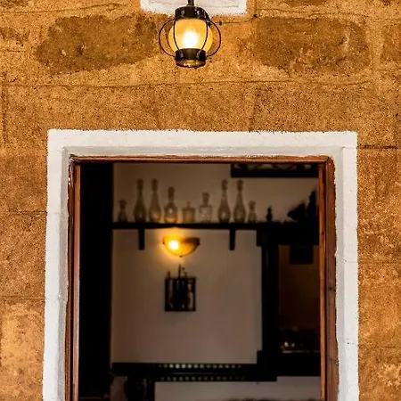 Hara's Traditional Detached House In Malona