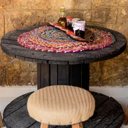 Hara's Traditional Detached House In Malona *