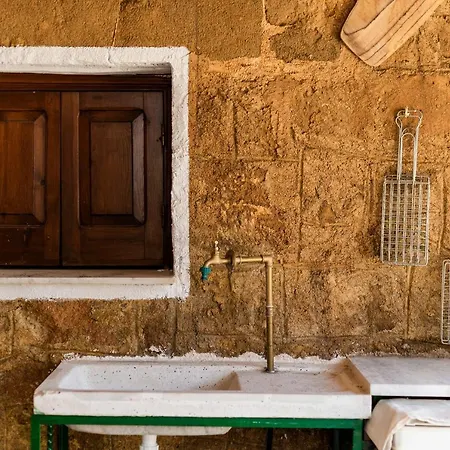 Semesterbostad Hara's Traditional Detached House In Malona Malona Village