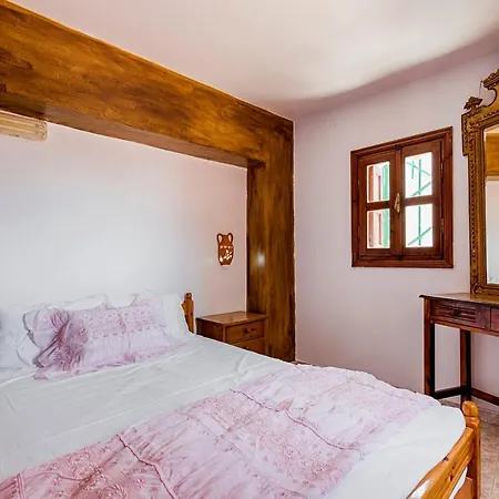 Semesterbostad Hara's Traditional Detached House In Malona Malona Village