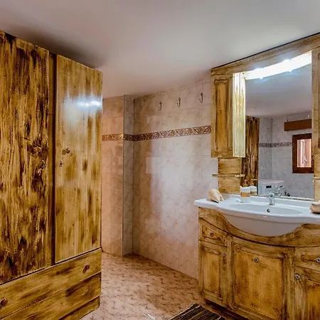 בית נופש Hara's Traditional Detached House In Malona